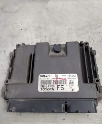 Toyota Avensis T270 Engine control unit/module 8966105F50 0281031706