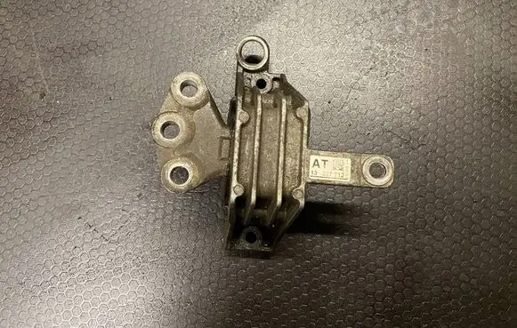 Opel Insignia A Engine mount bracket 13227712