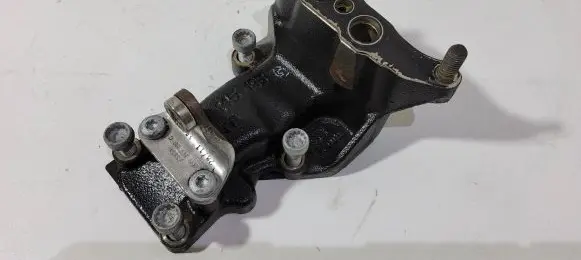 Engine mounting bracket