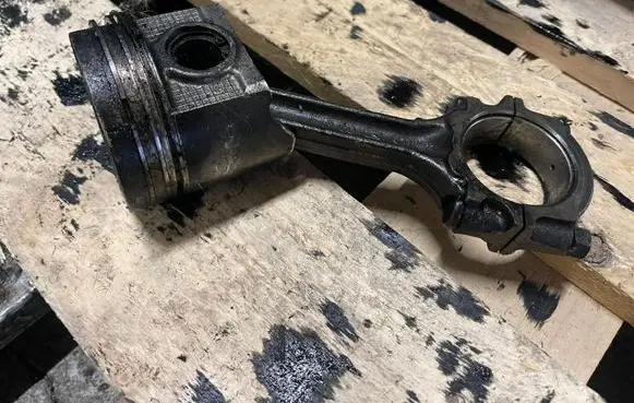 Nissan X-Trail T30 Piston with connecting rod