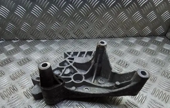 Volkswagen Touran I Engine mounting bracket 03G199207A