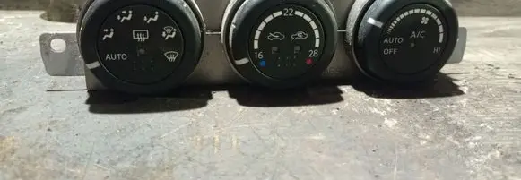Nissan X-Trail T30 Climate control unit 27500ES61A