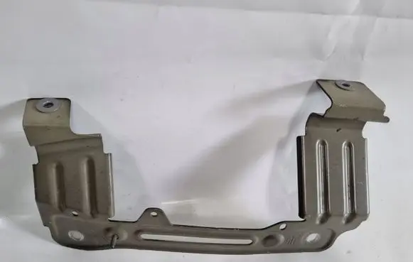 Audi Q7 4M Fender mounting bracket 4M0821431