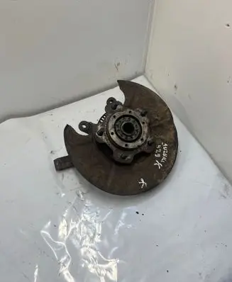 Suzuki Grand Vitara I Front wheel hub spindle knuckle