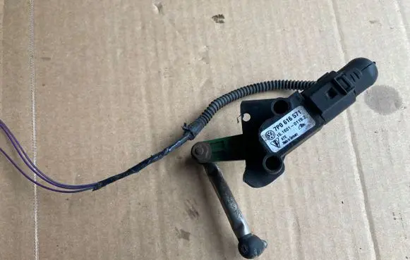Volkswagen Touareg II Headlight level adjustment motor 7P0616571