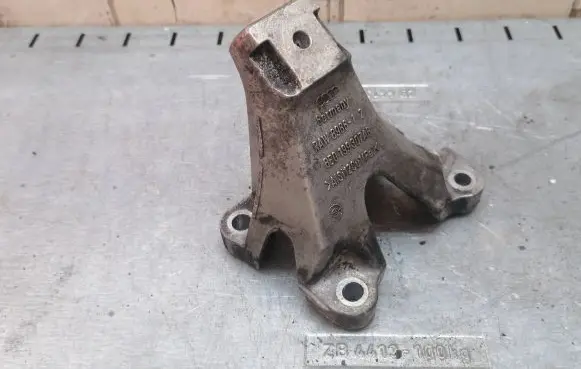 Engine mounting bracket
