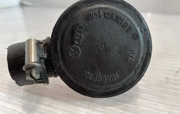 Audi A4 S4 B5 8D Breather valve 034129101B