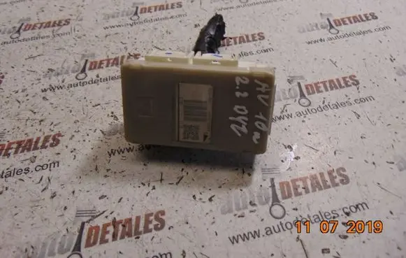 Toyota Avensis T270 Fuse module 8267120360