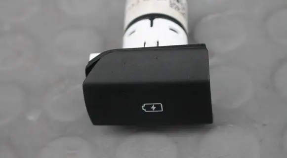 KIA Ceed Cigarette lighter front GNIAZDO-LADOWANIA PORT-ZASILANIA 96125-M6010