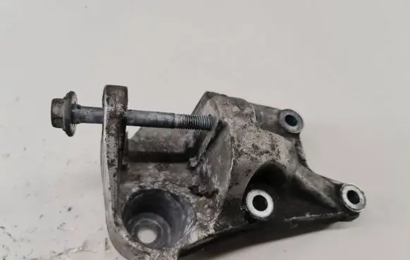 Peugeot 407 Engine mounting bracket 96451611
