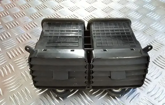 KIA Sportage Dash center air vent grill 80335148 KM84810A