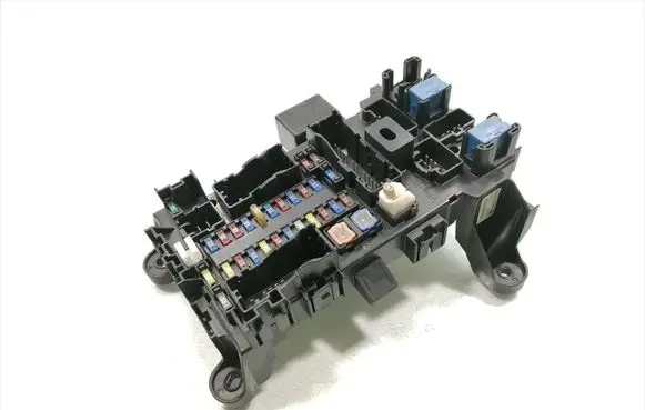 Suzuki Grand Vitara II Fuse module 38610-84F21
