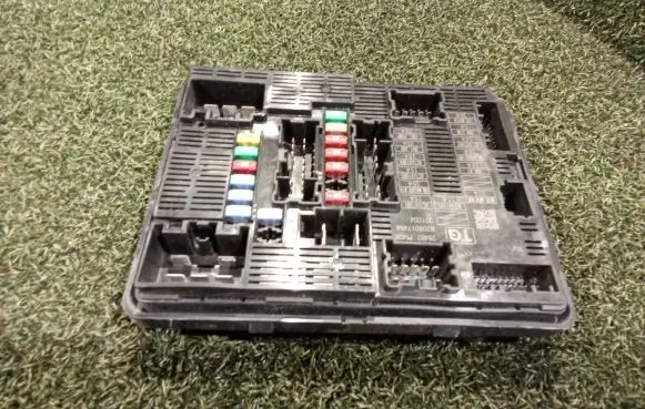 Renault Trafic III (X82) Fuse module 284B77542R N3080174NA 221004