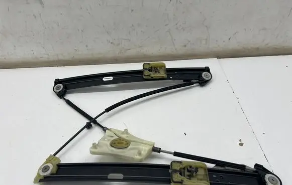 Front window lifting mechanism without motor