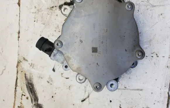Mercedes-Benz C W205 Vacuum pump A2701800001 011215020102