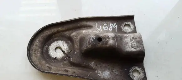 Engine mounting bracket