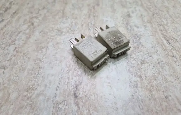Volkswagen PASSAT B6 Other relay 1K0951253