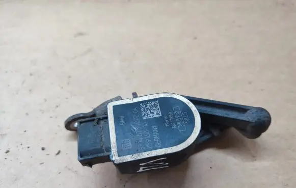 Headlight/headlamp level sensor