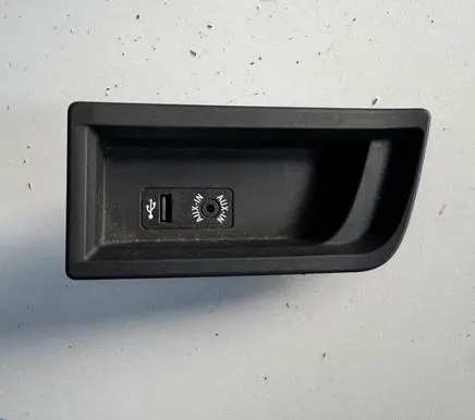 BMW 1 F20 F21 USB socket connector 105026813 9207358 58450710
