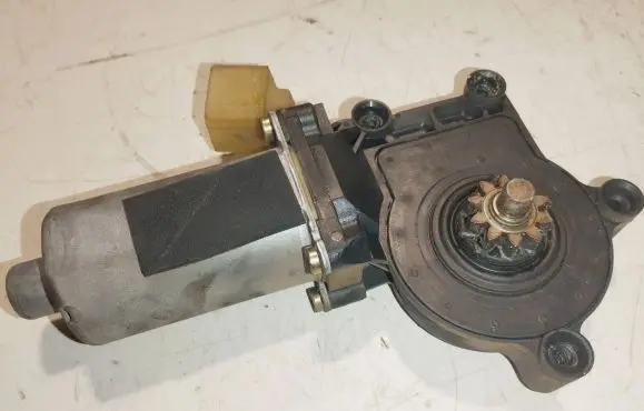 Volvo XC70 Front door window regulator motor 101353XXX