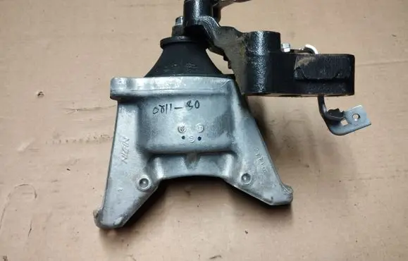 Honda CR-V Engine mount bracket