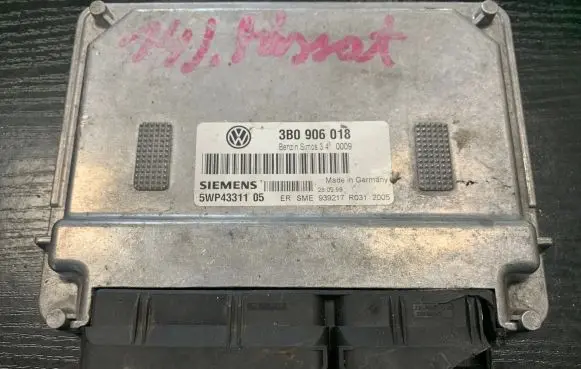 Volkswagen PASSAT B5 Engine control unit/module 3B0906018