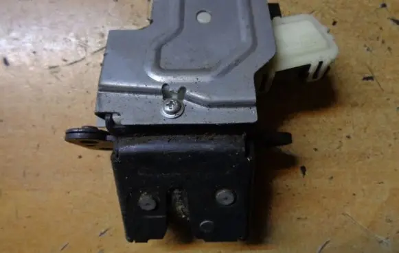 Mazda 2 Tailgate/trunk/boot lock/catch/latch