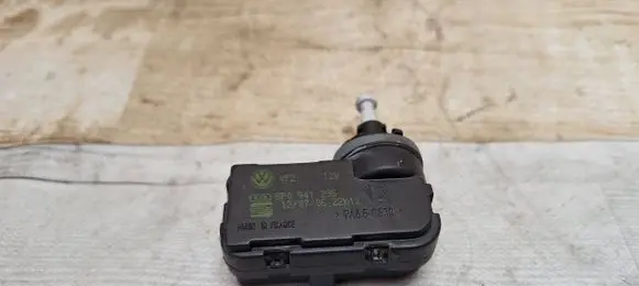 Headlight level adjustment motor