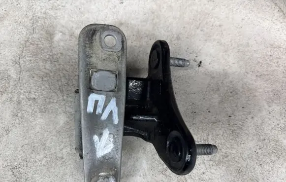 Mercedes-Benz C W204 Front door lower hinge