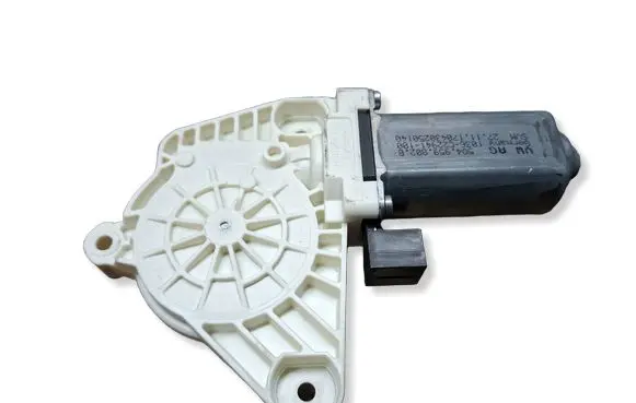 Volkswagen PASSAT B8 Front door window regulator motor 5Q4959802B