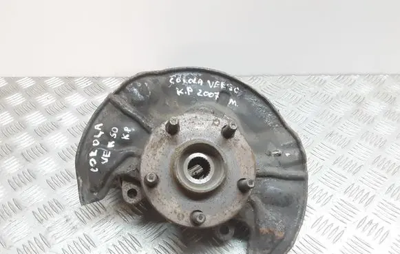 Toyota Corolla Verso AR10 Front wheel hub