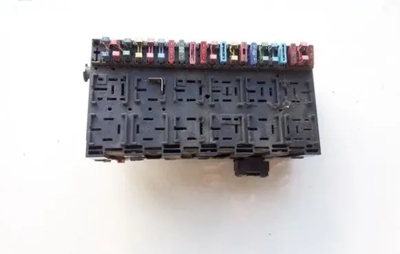 Volkswagen Golf III Fuse box set 357937039