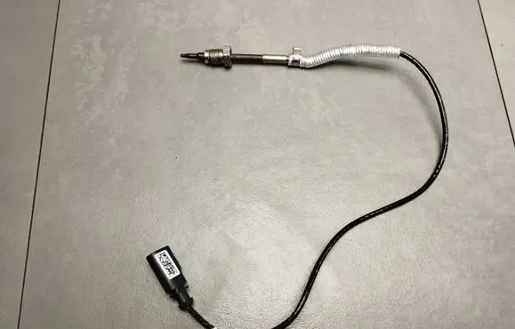 Volkswagen Touran III Exhaust gas temperature sensor 05L906088AM