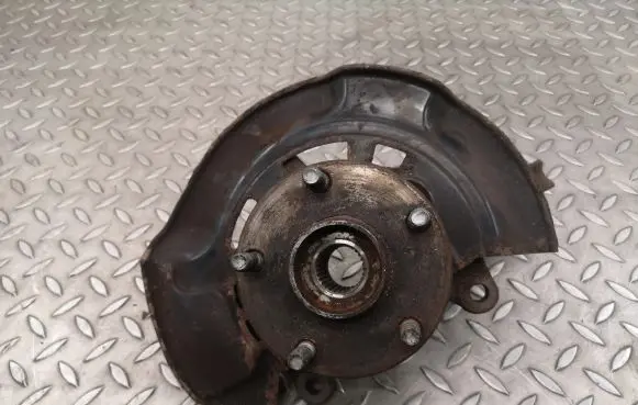 Toyota RAV 4 (XA40) Front wheel hub