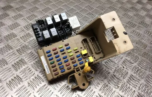 Mitsubishi Colt Fuse module 82201AG00021 J6200500N