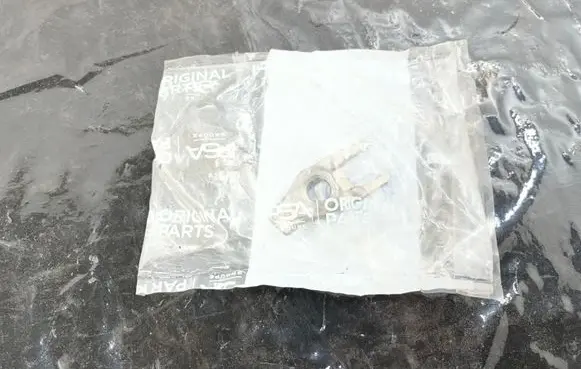 Peugeot 308 Fuel Injector clamp holder 1613181280 9802823880 155255090