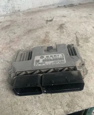 Volkswagen Jetta VI Engine control unit/module 0261S07109