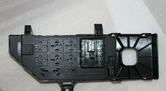 Opel Signum Relay mounting block 13223679