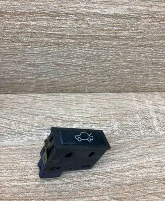 BMW 5 E39 Tailgate opening switch 8365579 03052500