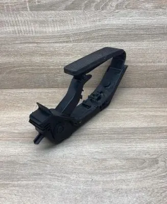 Mercedes-Benz CLS C219 Accelerator throttle pedal A2113000504 A2033010001