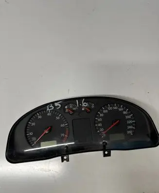Volkswagen PASSAT B5 Speedometer (instrument cluster) 3B0920802 110008960