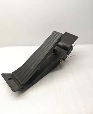 Accelerator throttle pedal