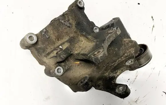 Hyundai Tucson JM Engine mounting bracket