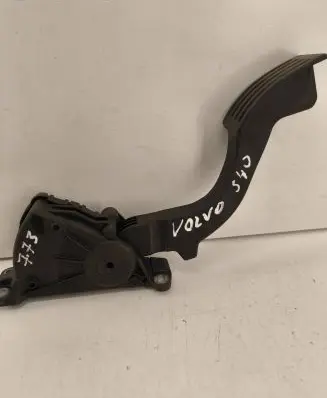 Volvo S40 Accelerator throttle pedal 9F836-AG