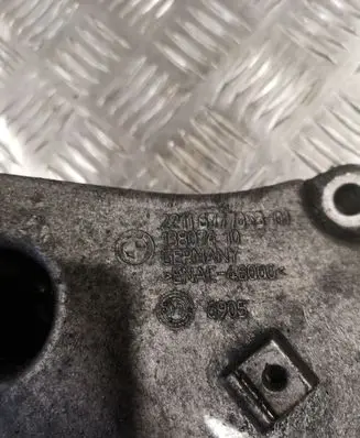 Engine mounting bracket