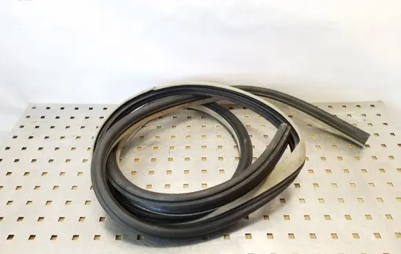 Chrysler 300 - 300C Rear door rubber seal (on body) 