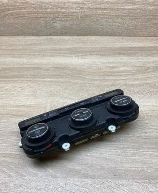 Volkswagen PASSAT B6 Climate control unit 74677532 12120553