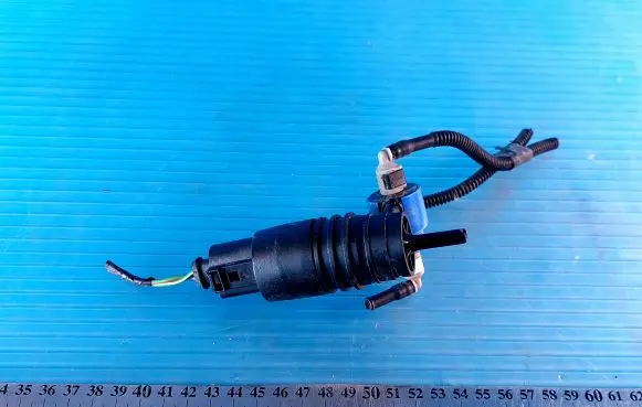 Volkswagen Touran I Windscreen/windshield washer pump 1009550010