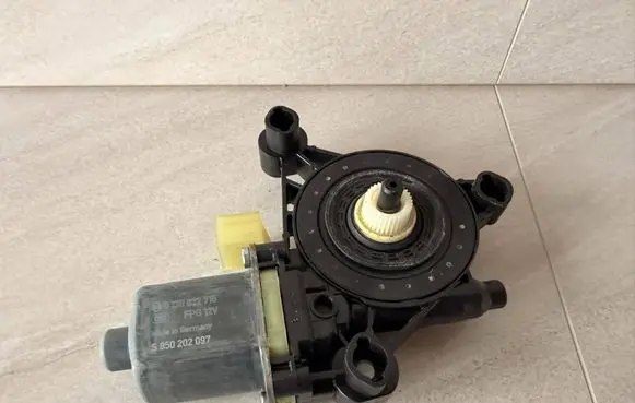 Volkswagen Touran III Rear door window regulator motor 5Q0959801A