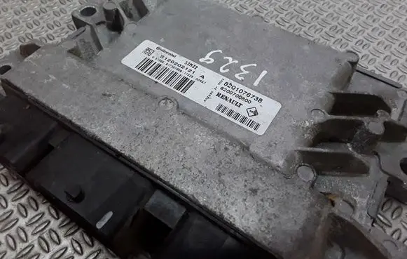 Renault Twingo II Engine control unit/module 8201076738